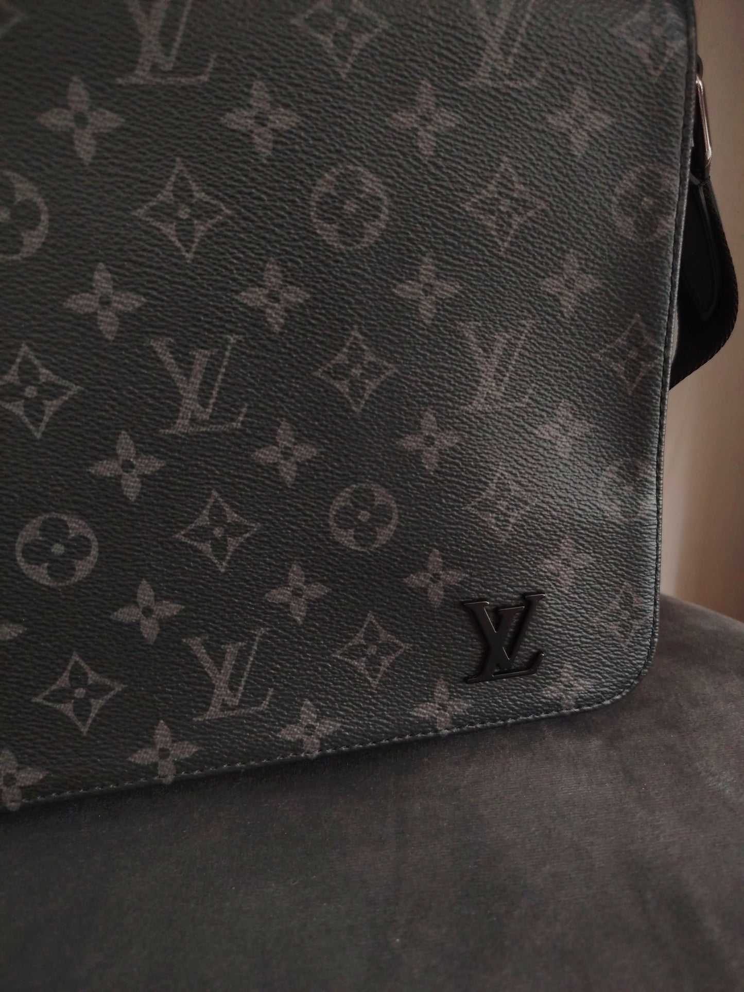 M46255 | Louis Vuitton District PM