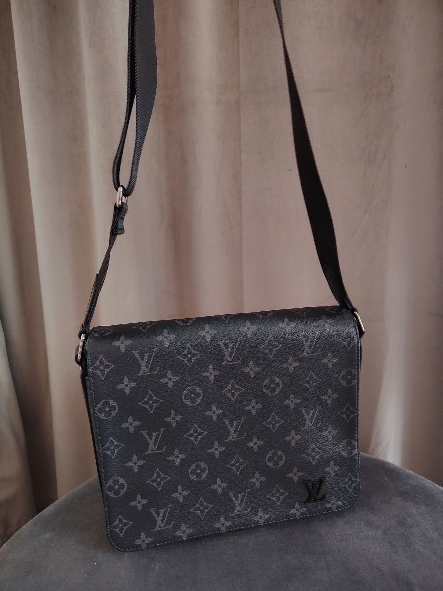 M46255 | Louis Vuitton District PM