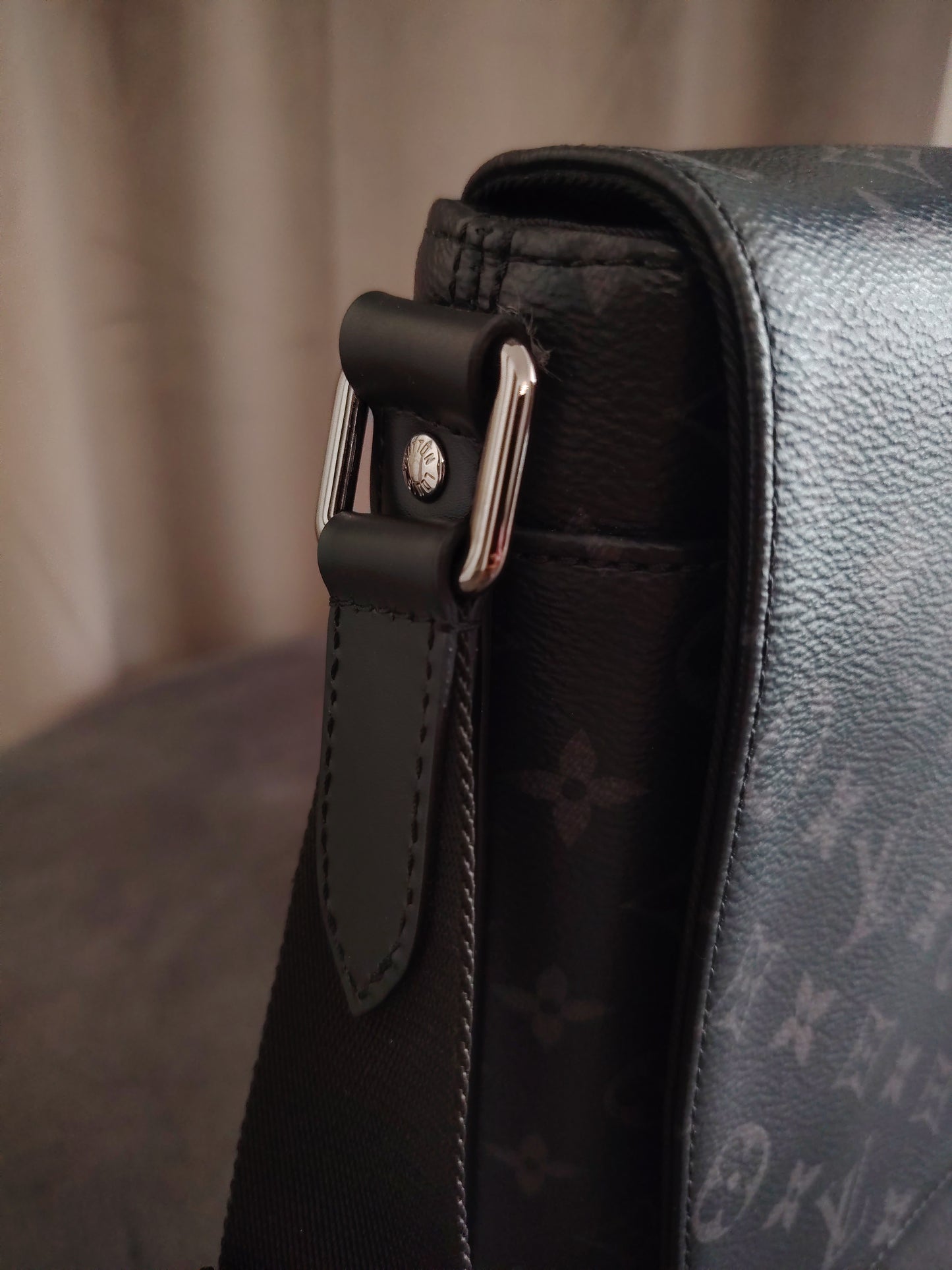 M46255 | Louis Vuitton District PM