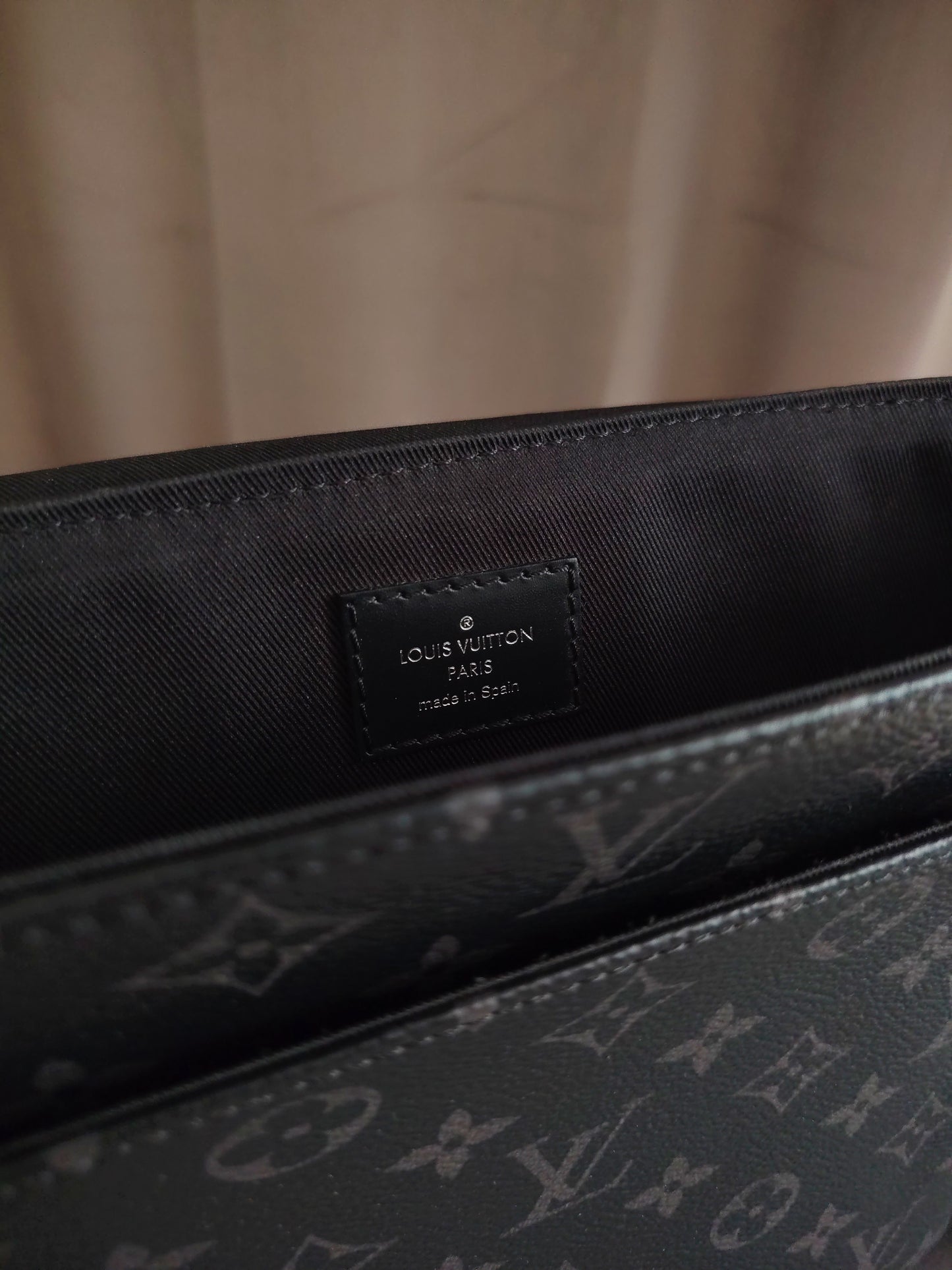 M46255 | Louis Vuitton District PM