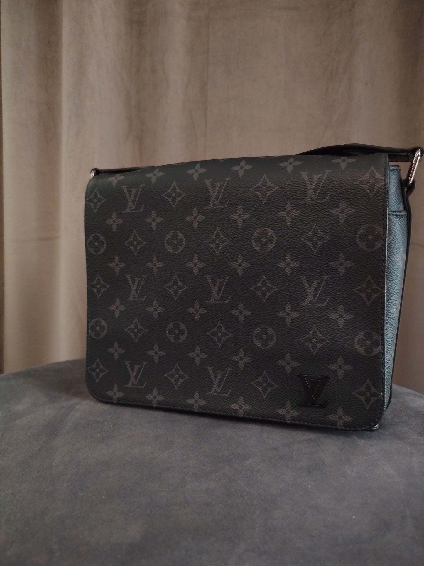 M46255 | Louis Vuitton District PM