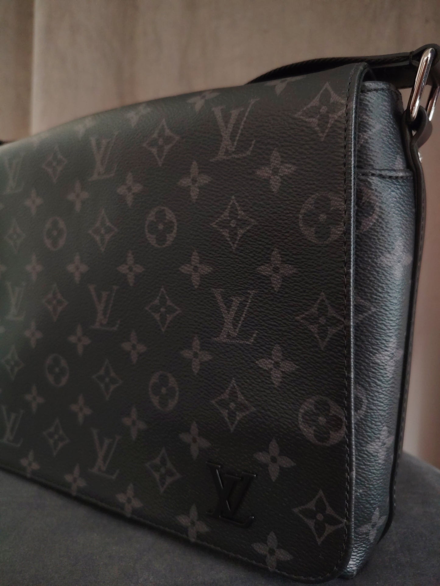 M46255 | Louis Vuitton District PM